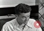 Standbild japanische Studentin mit seinem amerikanischen Mitbewohner Bloomington Indiana USA, 1951, aus Sekunde 33 historischem Filmmaterial Videoclip 65675025245