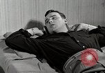 Standbild japanische Studentin mit seinem amerikanischen Mitbewohner Bloomington Indiana USA, 1951, aus Sekunde 39 historischem Filmmaterial Videoclip 65675025245