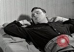 Standbild japanische Studentin mit seinem amerikanischen Mitbewohner Bloomington Indiana USA, 1951, aus Sekunde 40 historischem Filmmaterial Videoclip 65675025245