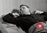 Standbild japanische Studentin mit seinem amerikanischen Mitbewohner Bloomington Indiana USA, 1951, aus Sekunde 41 historischem Filmmaterial Videoclip 65675025245