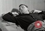 Standbild japanische Studentin mit seinem amerikanischen Mitbewohner Bloomington Indiana USA, 1951, aus Sekunde 42 historischem Filmmaterial Videoclip 65675025245