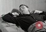 Standbild japanische Studentin mit seinem amerikanischen Mitbewohner Bloomington Indiana USA, 1951, aus Sekunde 43 historischem Filmmaterial Videoclip 65675025245