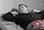 Standbild japanische Studentin mit seinem amerikanischen Mitbewohner Bloomington Indiana USA, 1951, aus Sekunde 45 historischem Filmmaterial Videoclip 65675025245