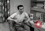 Standbild japanische Studentin mit seinem amerikanischen Mitbewohner Bloomington Indiana USA, 1951, aus Sekunde 46 historischem Filmmaterial Videoclip 65675025245