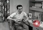 Standbild japanische Studentin mit seinem amerikanischen Mitbewohner Bloomington Indiana USA, 1951, aus Sekunde 47 historischem Filmmaterial Videoclip 65675025245