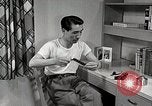 Standbild japanische Studentin mit seinem amerikanischen Mitbewohner Bloomington Indiana USA, 1951, aus Sekunde 48 historischem Filmmaterial Videoclip 65675025245