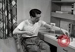 Standbild japanische Studentin mit seinem amerikanischen Mitbewohner Bloomington Indiana USA, 1951, aus Sekunde 49 historischem Filmmaterial Videoclip 65675025245