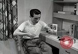 Standbild japanische Studentin mit seinem amerikanischen Mitbewohner Bloomington Indiana USA, 1951, aus Sekunde 50 historischem Filmmaterial Videoclip 65675025245
