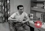Standbild japanische Studentin mit seinem amerikanischen Mitbewohner Bloomington Indiana USA, 1951, aus Sekunde 51 historischem Filmmaterial Videoclip 65675025245