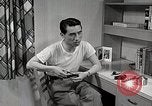 Standbild japanische Studentin mit seinem amerikanischen Mitbewohner Bloomington Indiana USA, 1951, aus Sekunde 53 historischem Filmmaterial Videoclip 65675025245
