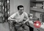 Standbild japanische Studentin mit seinem amerikanischen Mitbewohner Bloomington Indiana USA, 1951, aus Sekunde 54 historischem Filmmaterial Videoclip 65675025245