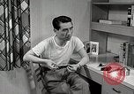 Standbild japanische Studentin mit seinem amerikanischen Mitbewohner Bloomington Indiana USA, 1951, aus Sekunde 55 historischem Filmmaterial Videoclip 65675025245