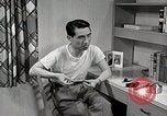 Standbild japanische Studentin mit seinem amerikanischen Mitbewohner Bloomington Indiana USA, 1951, aus Sekunde 56 historischem Filmmaterial Videoclip 65675025245