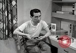 Standbild japanische Studentin mit seinem amerikanischen Mitbewohner Bloomington Indiana USA, 1951, aus Sekunde 58 historischem Filmmaterial Videoclip 65675025245