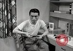 Standbild japanische Studentin mit seinem amerikanischen Mitbewohner Bloomington Indiana USA, 1951, aus Sekunde 59 historischem Filmmaterial Videoclip 65675025245