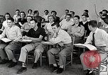 Standbild Studenten machen eine Reise nach Mark Twains Home Bloomington Indiana USA, 1951, aus Sekunde 4 historischem Filmmaterial Videoclip 65675025246