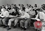 Standbild Studenten machen eine Reise nach Mark Twains Home Bloomington Indiana USA, 1951, aus Sekunde 5 historischem Filmmaterial Videoclip 65675025246