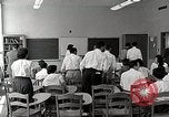 Standbild Studenten machen eine Reise nach Mark Twains Home Bloomington Indiana USA, 1951, aus Sekunde 11 historischem Filmmaterial Videoclip 65675025246