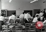 Standbild Studenten machen eine Reise nach Mark Twains Home Bloomington Indiana USA, 1951, aus Sekunde 12 historischem Filmmaterial Videoclip 65675025246