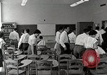 Standbild Studenten machen eine Reise nach Mark Twains Home Bloomington Indiana USA, 1951, aus Sekunde 13 historischem Filmmaterial Videoclip 65675025246