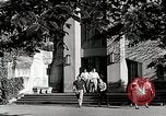 Standbild Studenten machen eine Reise nach Mark Twains Home Bloomington Indiana USA, 1951, aus Sekunde 14 historischem Filmmaterial Videoclip 65675025246