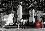 Standbild Studenten machen eine Reise nach Mark Twains Home Bloomington Indiana USA, 1951, aus Sekunde 15 historischem Filmmaterial Videoclip 65675025246