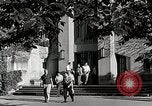 Standbild Studenten machen eine Reise nach Mark Twains Home Bloomington Indiana USA, 1951, aus Sekunde 16 historischem Filmmaterial Videoclip 65675025246