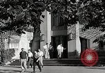 Standbild Studenten machen eine Reise nach Mark Twains Home Bloomington Indiana USA, 1951, aus Sekunde 17 historischem Filmmaterial Videoclip 65675025246