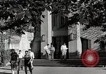 Standbild Studenten machen eine Reise nach Mark Twains Home Bloomington Indiana USA, 1951, aus Sekunde 18 historischem Filmmaterial Videoclip 65675025246