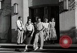 Standbild Studenten machen eine Reise nach Mark Twains Home Bloomington Indiana USA, 1951, aus Sekunde 25 historischem Filmmaterial Videoclip 65675025246