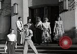Standbild Studenten machen eine Reise nach Mark Twains Home Bloomington Indiana USA, 1951, aus Sekunde 26 historischem Filmmaterial Videoclip 65675025246