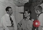Standbild Studenten machen eine Reise nach Mark Twains Home Bloomington Indiana USA, 1951, aus Sekunde 33 historischem Filmmaterial Videoclip 65675025246