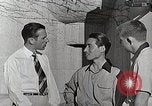 Standbild Studenten machen eine Reise nach Mark Twains Home Bloomington Indiana USA, 1951, aus Sekunde 36 historischem Filmmaterial Videoclip 65675025246