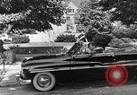 Standbild Studenten machen eine Reise nach Mark Twains Home Bloomington Indiana USA, 1951, aus Sekunde 42 historischem Filmmaterial Videoclip 65675025246