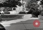 Standbild Studenten machen eine Reise nach Mark Twains Home Bloomington Indiana USA, 1951, aus Sekunde 53 historischem Filmmaterial Videoclip 65675025246