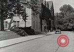 Standbild Studenten machen eine Reise nach Mark Twains Home Bloomington Indiana USA, 1951, aus Sekunde 54 historischem Filmmaterial Videoclip 65675025246