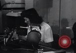 Image femmes scientifiques et des travailleurs d'usine New York United States USA, 1950, de la seconde 40 séquences d'archives historiques vidéo 65675025247