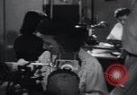Image femmes scientifiques et des travailleurs d'usine New York United States USA, 1950, de la seconde 42 séquences d'archives historiques vidéo 65675025247