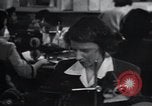 Image femmes scientifiques et des travailleurs d'usine New York United States USA, 1950, de la seconde 44 séquences d'archives historiques vidéo 65675025247