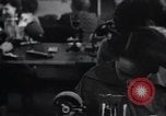 Image femmes scientifiques et des travailleurs d'usine New York United States USA, 1950, de la seconde 47 séquences d'archives historiques vidéo 65675025247