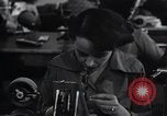 Image femmes scientifiques et des travailleurs d'usine New York United States USA, 1950, de la seconde 48 séquences d'archives historiques vidéo 65675025247