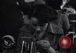 Image femmes scientifiques et des travailleurs d'usine New York United States USA, 1950, de la seconde 49 séquences d'archives historiques vidéo 65675025247