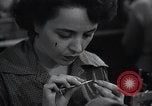 Image femmes scientifiques et des travailleurs d'usine New York United States USA, 1950, de la seconde 50 séquences d'archives historiques vidéo 65675025247