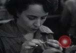 Image femmes scientifiques et des travailleurs d'usine New York United States USA, 1950, de la seconde 51 séquences d'archives historiques vidéo 65675025247