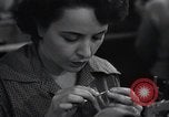 Image femmes scientifiques et des travailleurs d'usine New York United States USA, 1950, de la seconde 52 séquences d'archives historiques vidéo 65675025247