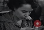 Image femmes scientifiques et des travailleurs d'usine New York United States USA, 1950, de la seconde 53 séquences d'archives historiques vidéo 65675025247