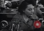 Image femmes scientifiques et des travailleurs d'usine New York United States USA, 1950, de la seconde 54 séquences d'archives historiques vidéo 65675025247