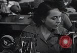 Image femmes scientifiques et des travailleurs d'usine New York United States USA, 1950, de la seconde 55 séquences d'archives historiques vidéo 65675025247