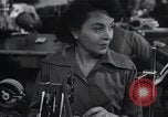 Image femmes scientifiques et des travailleurs d'usine New York United States USA, 1950, de la seconde 57 séquences d'archives historiques vidéo 65675025247