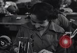 Image femmes scientifiques et des travailleurs d'usine New York United States USA, 1950, de la seconde 58 séquences d'archives historiques vidéo 65675025247
